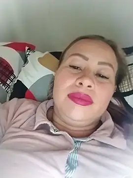 LaraCaliente stripchat live cam model