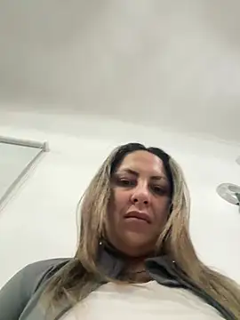 leona-david stripchat live cam model