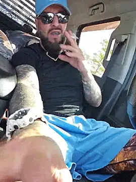 Beardedtattood stripchat live cam model