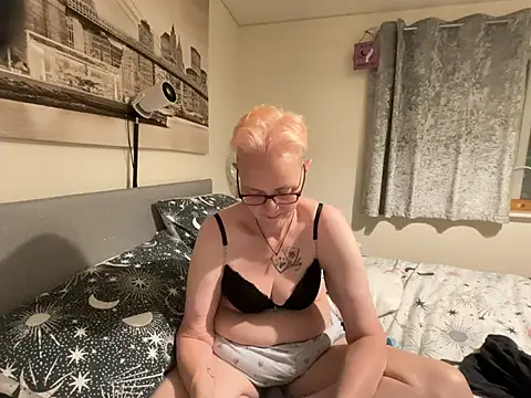 Curvy-Jinx stripchat live cam model