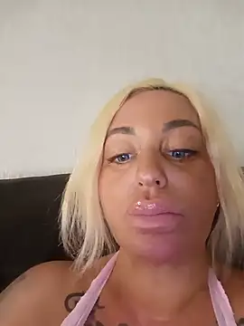 MiaMooly stripchat live cam model