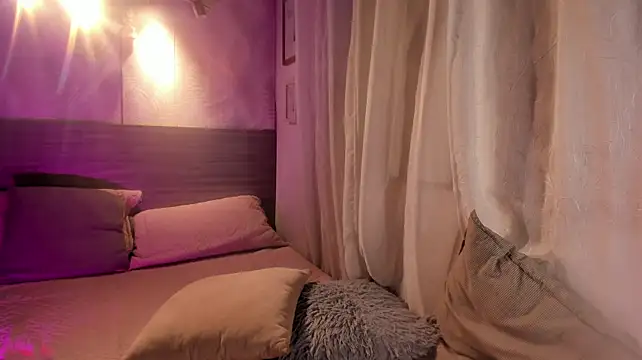KarolyneLune stripchat live cam model