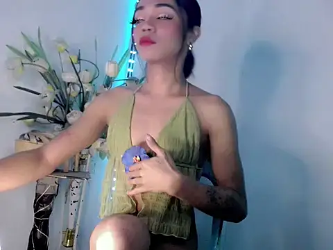 Holly_Hornyy stripchat live cam model