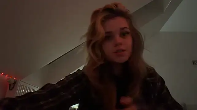 MiaRoika stripchat live cam model