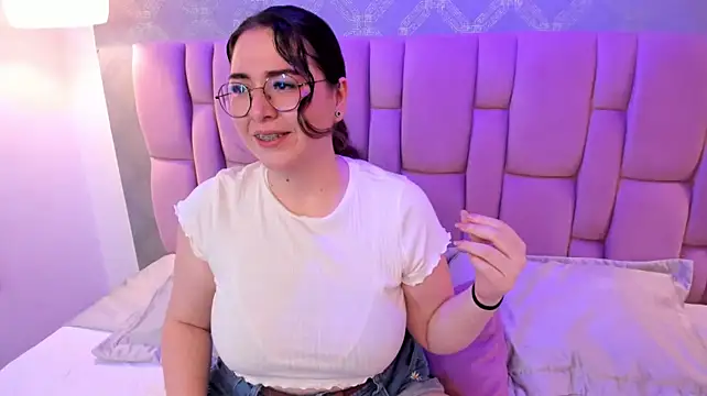 Lily-Moon_ stripchat live cam model
