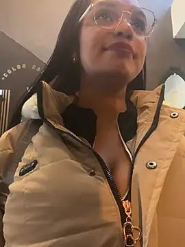 Sara-77 stripchat live cam model