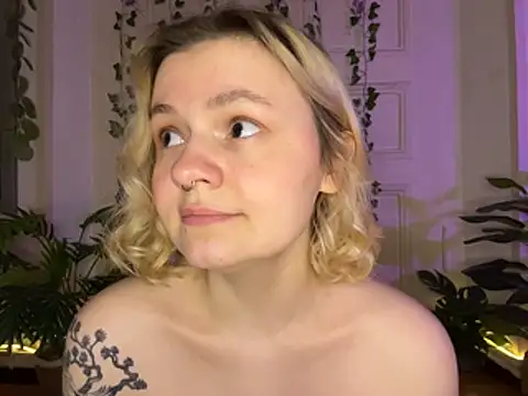 MoonIvy_ stripchat live cam model