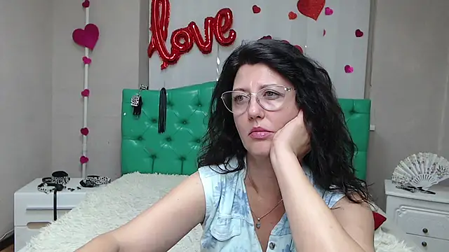RoseHille stripchat live cam model