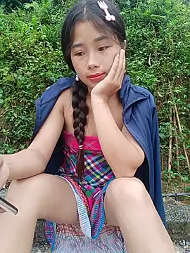 HeresThuy22 stripchat live cam model