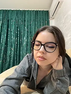KaylaLewyss stripchat live cam model