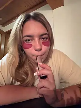 Naomi-Klein stripchat live cam model