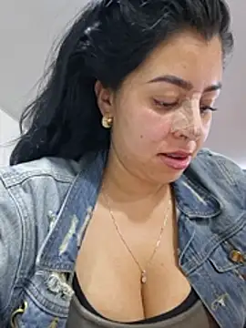 Luianna stripchat live cam model
