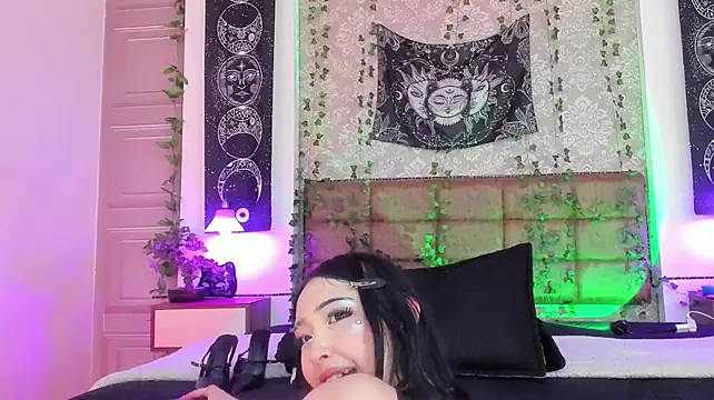 Vickmoon stripchat live cam model
