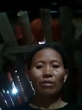 Nguyen_Emaa stripchat live cam model