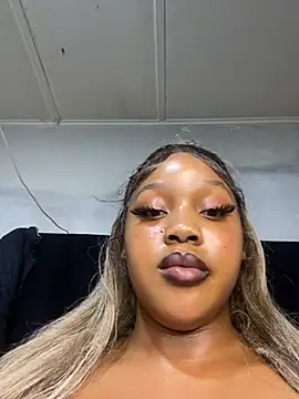 THICKBARBIE32 stripchat live cam model
