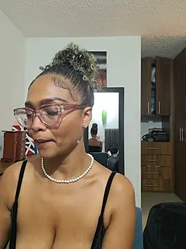 BiiancaEstradaa stripchat live cam model