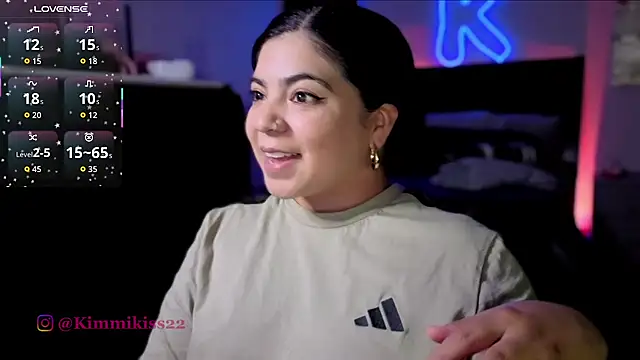 kimmiakiss22 stripchat live cam model