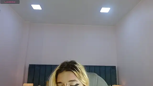 april_bunnyy stripchat live cam model