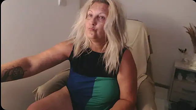 Divineblond stripchat live cam model