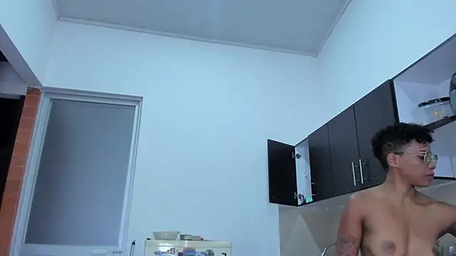 kelly_thomson stripchat live cam model