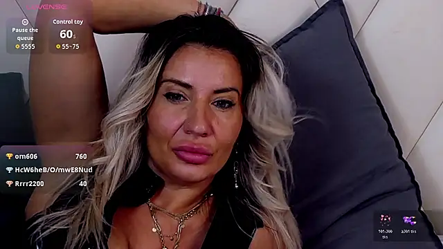 GinaBear stripchat live cam model