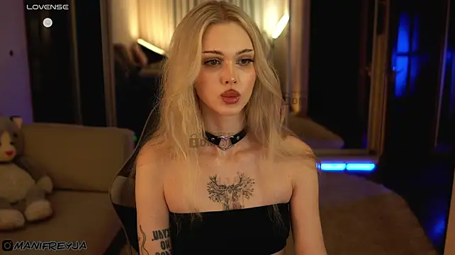 ManiFreyja stripchat live cam model