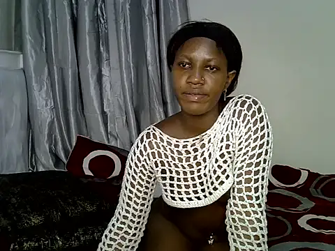 Petiteluxy stripchat live cam model