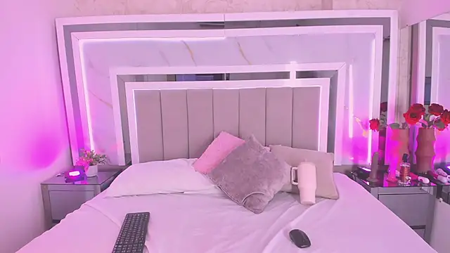 EmilyCruz- stripchat live cam model