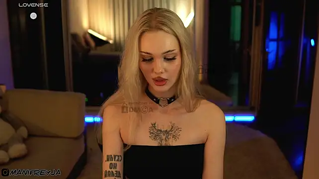 ManiFreyja stripchat live cam model