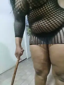 xxJuicyLipsx01 stripchat live cam model