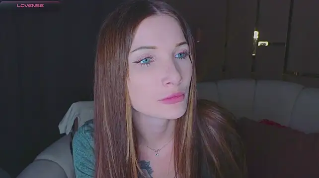 emilytrays stripchat live cam model