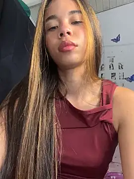 Milleradhara24 stripchat live cam model