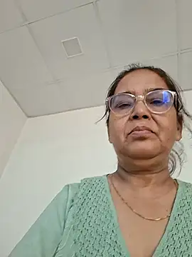 Priya-696 stripchat live cam model