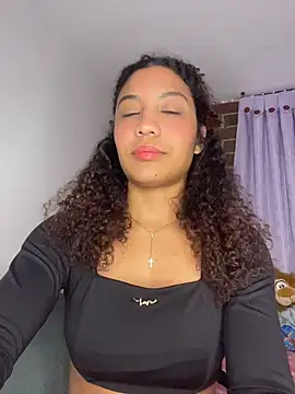 Daphnne_Curly stripchat live cam model