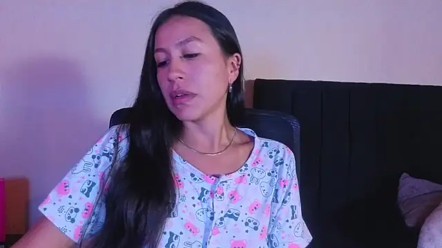 EmiGomez_ stripchat live cam model