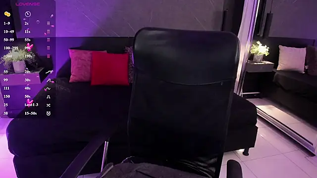 SaraaMills stripchat live cam model