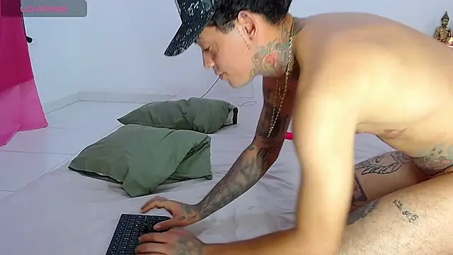 Aronjusting stripchat live cam model