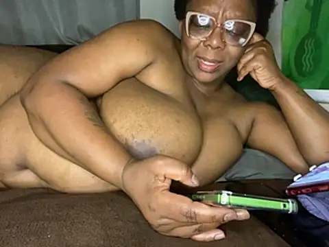 BoobsQueeen stripchat live cam model