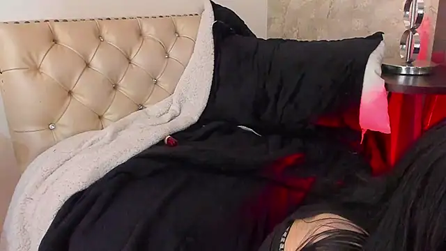 Vickmoon stripchat live cam model