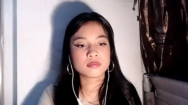 KarineElwell stripchat live cam model