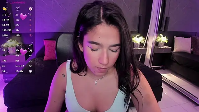 SaraaMills stripchat live cam model