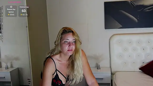 HolliePerry stripchat live cam model