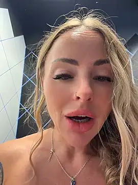EmaSalis stripchat live cam model