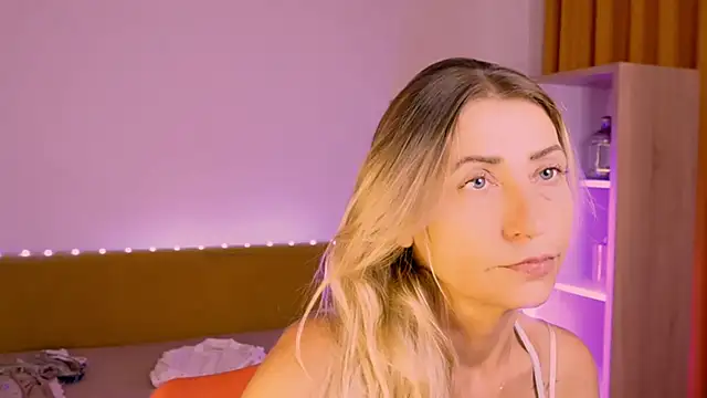 ZoeGrant stripchat live cam model