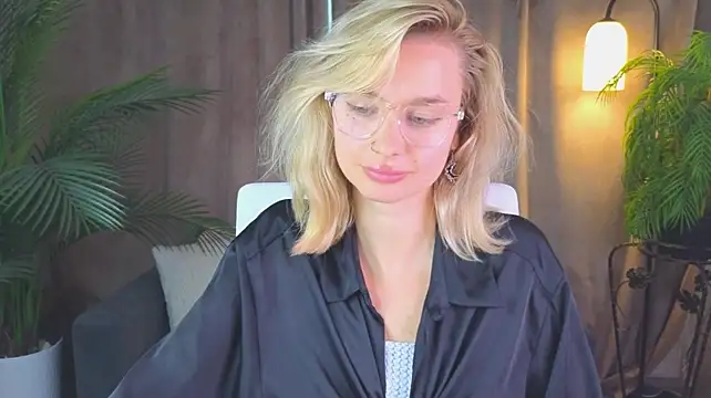 NoraMoreau stripchat live cam model