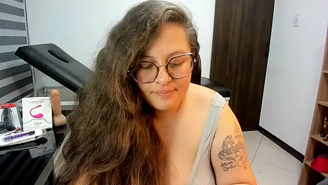 SaraThonson_ stripchat live cam model