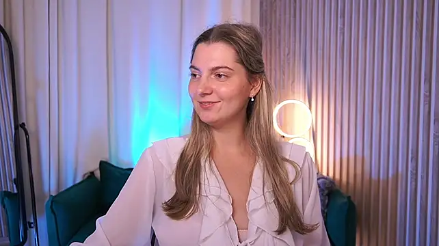 LucreciaStorm stripchat live cam model