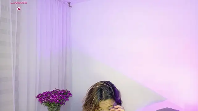 KylieVennet stripchat live cam model