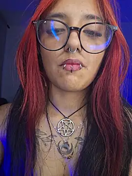 carolinerue stripchat live cam model