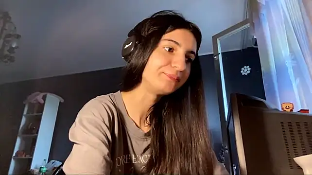 MindaHallmon stripchat live cam model